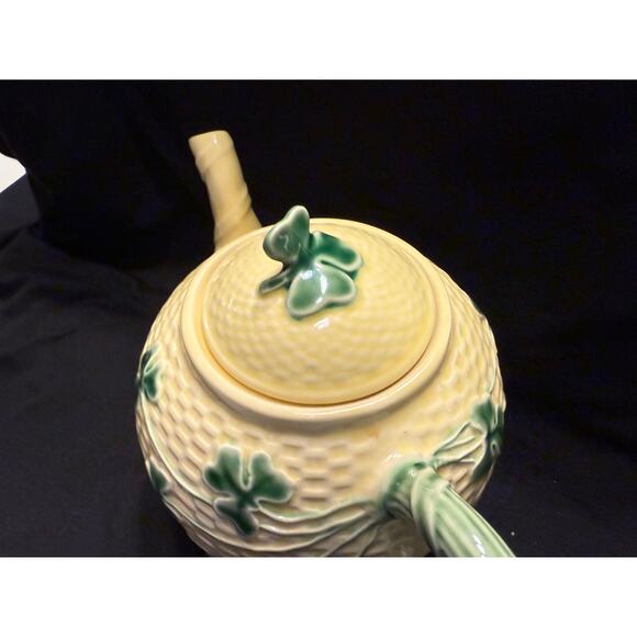 Bordallo Pinheiro Shamrock Teapot - Picture 1 of 3